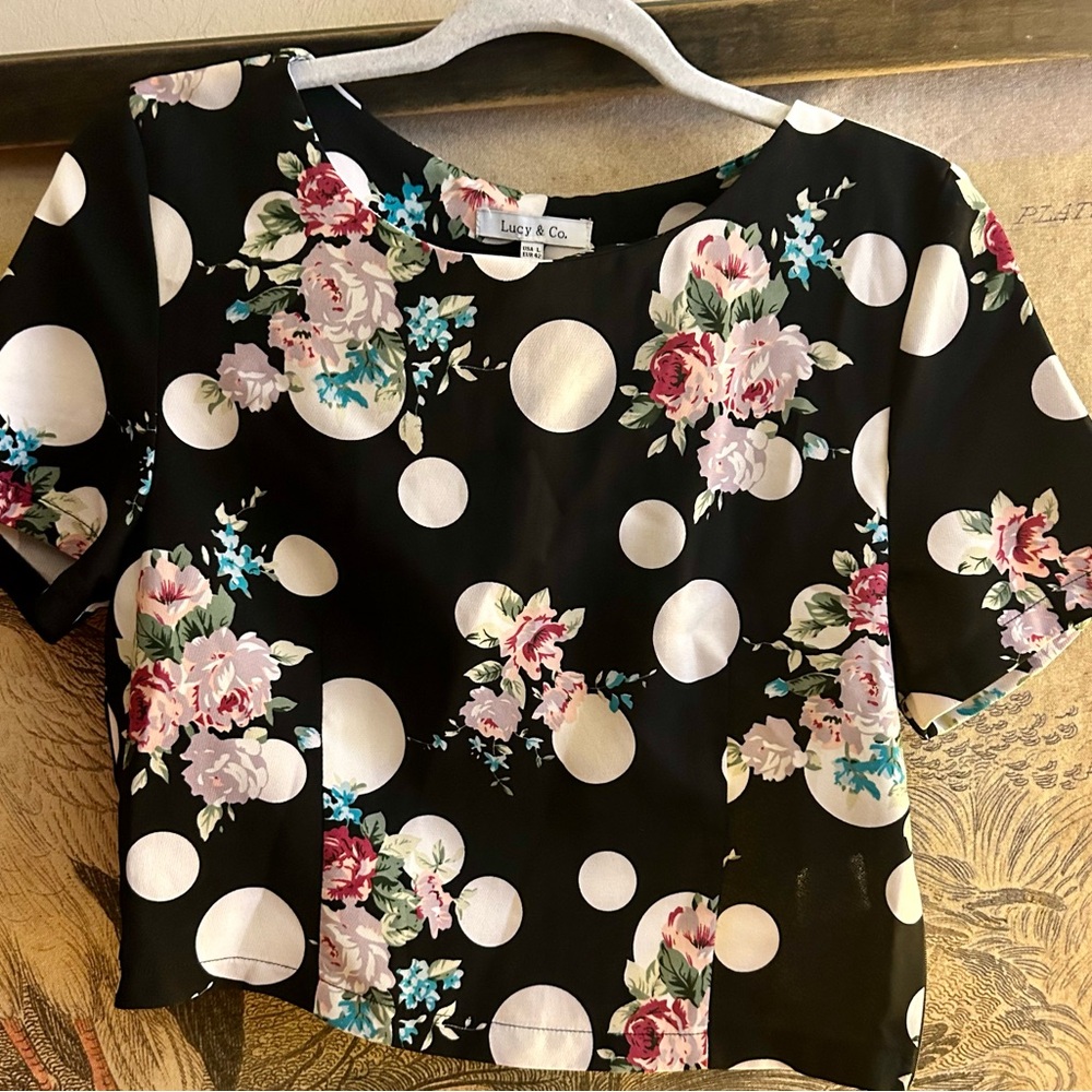* Lucy & CO Floral Print Fitted Top SZ Large can fit Medium *